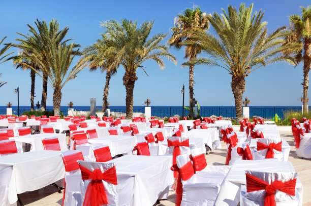 现代化的酒店领域和餐厅靠近海岸线图片下载