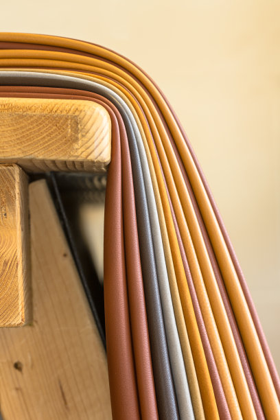 工作台上的几片皮革素材图片