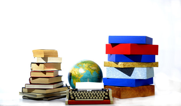 打字机、书籍和箱子图片下载