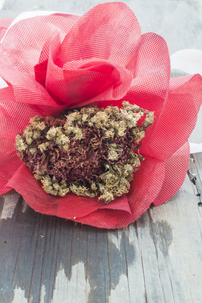 在干花上为新娘凋谢玫瑰。花束。图片下载