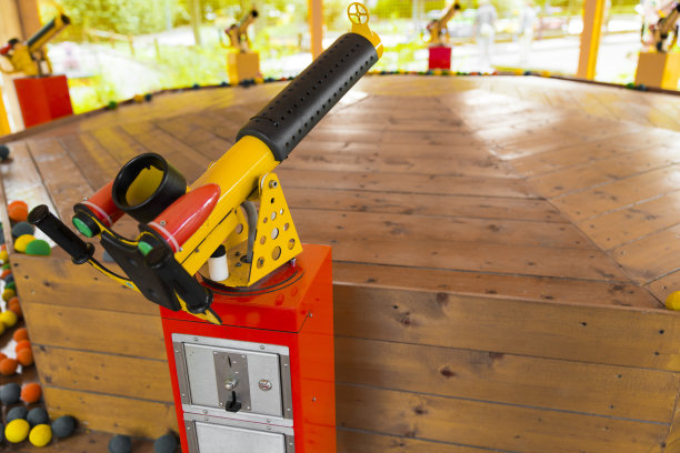 操场上滑稽的气枪图片下载