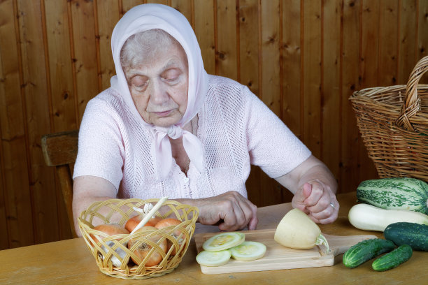 奶奶切洋葱和黄瓜图片下载