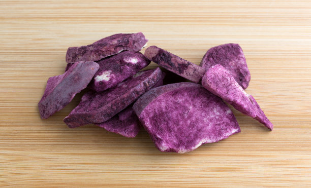 玛基冻干苹果粉切在砧板上图片下载