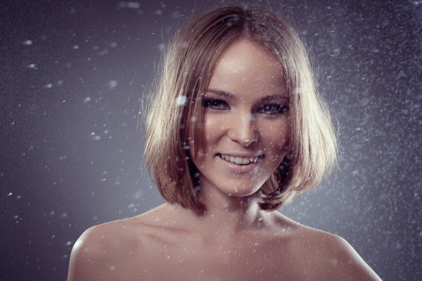 快乐微笑的女孩在雨中，捕捉雨滴图片下载