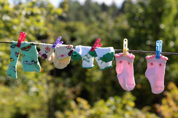 用绳子把婴儿衣服晾干图片下载