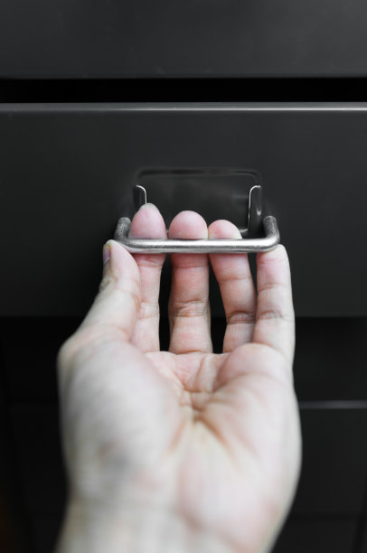 靠近，手握不锈钢把手图片下载