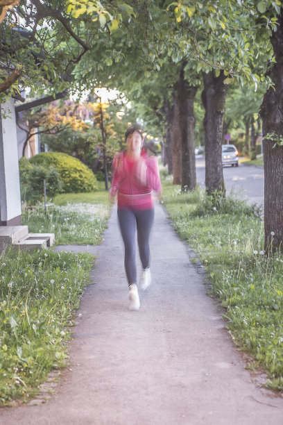 一个女人跑在外面的街上，动作模糊图片下载
