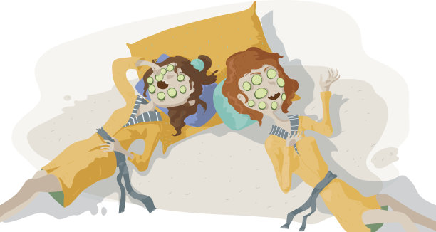 两个女性朋友戴着黄瓜面膜的照片。图片下载