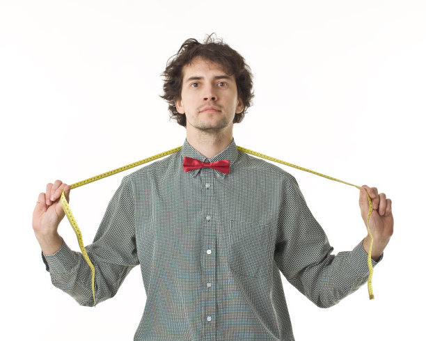 穿着卷尺的帅哥。图片下载