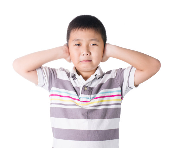 男孩用手捂住耳朵以防噪音图片下载