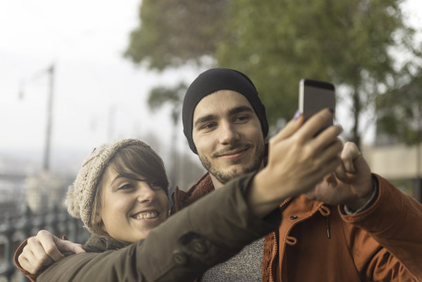 情侣玩智能手机图片下载