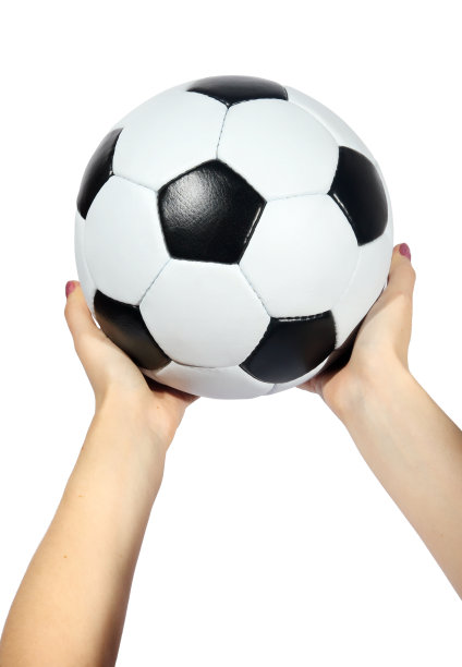 手里拿着足球。(隔离)图片下载