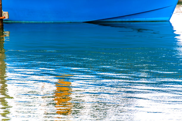 蓝色帆船反射西港格雷港华盛顿州图片下载