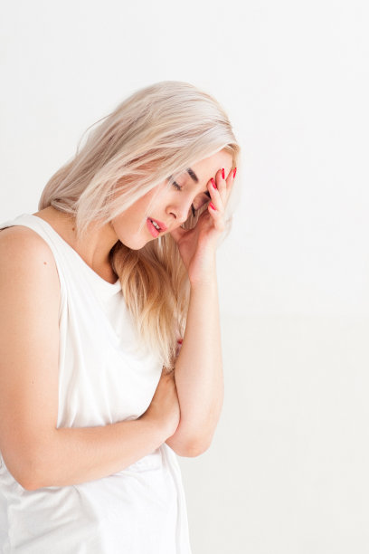 得了头痛和流感的女人图片下载