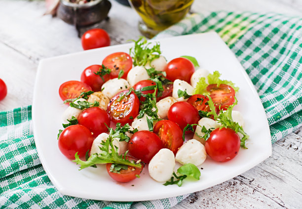 卡普里沙拉，番茄和马苏里拉奶酪配罗勒和香草图片下载