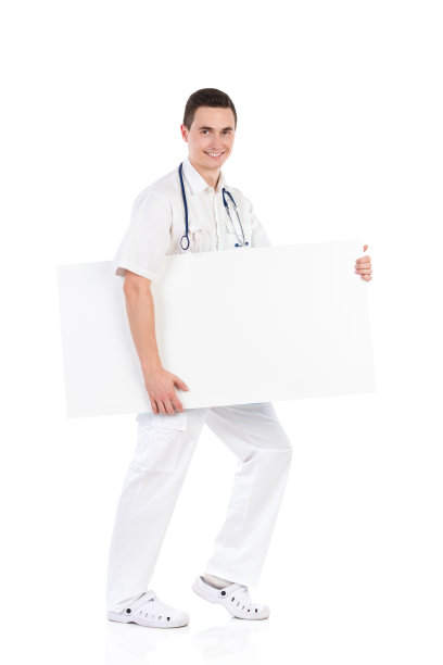 一名男医生拿着空横幅走着图片下载