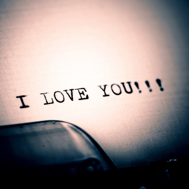 “我爱你”的短信是用老式打字机打出的图片下载