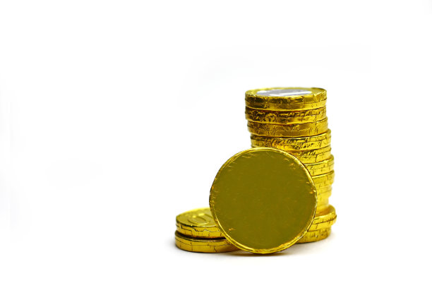 金币包裹的巧克力硬币堆积起来图片下载