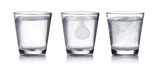 药片掉进水里图片下载