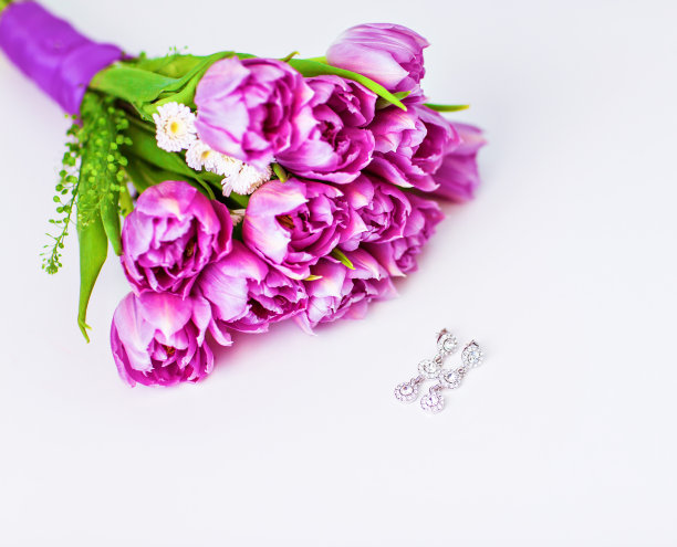 一束郁金香，春意盎然图片下载