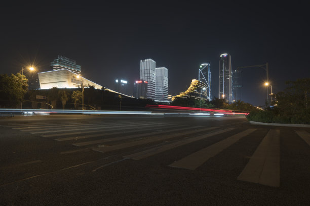 夜晚的道路和现代建筑图片下载
