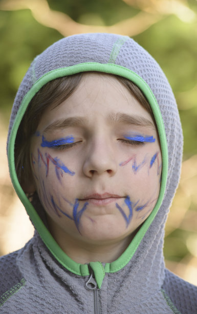 画着脸的男孩图片下载