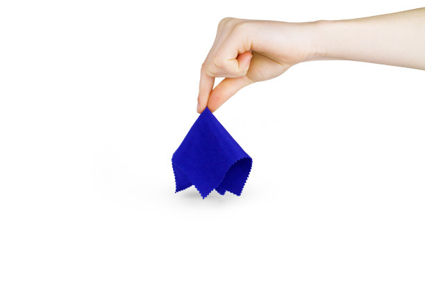 女孩的手举着白底上的一块蓝布图片下载