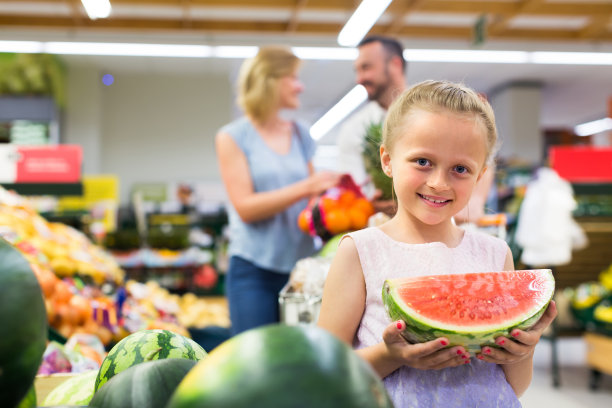 水果区有西瓜的女孩图片下载