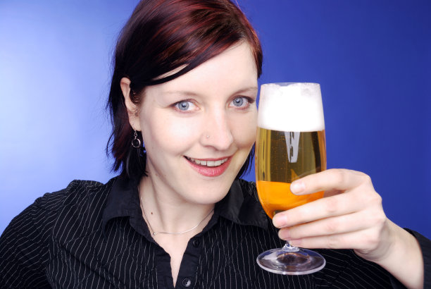 女人和啤酒图片下载