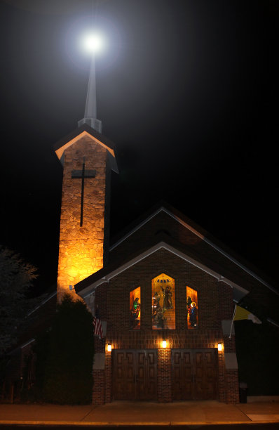 夜晚美丽的教堂。图片下载