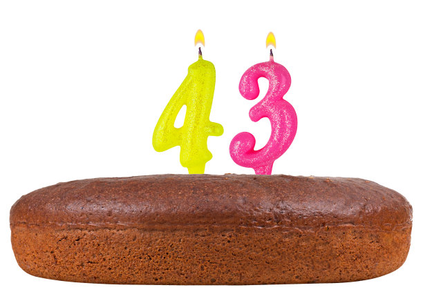 生日蛋糕与蜡烛43号隔离图片下载
