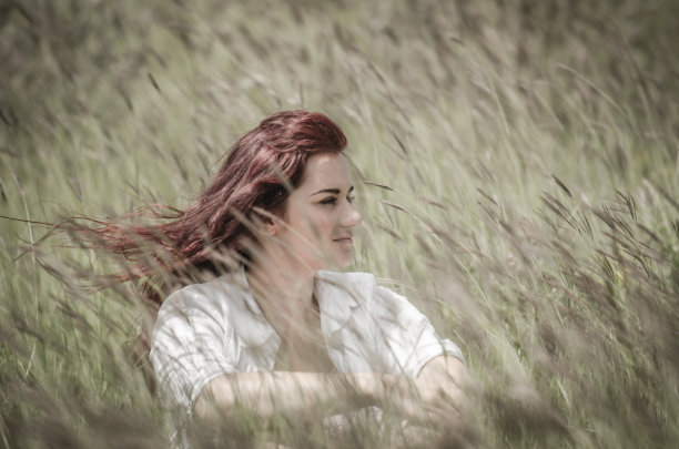 年轻漂亮的女人图片下载