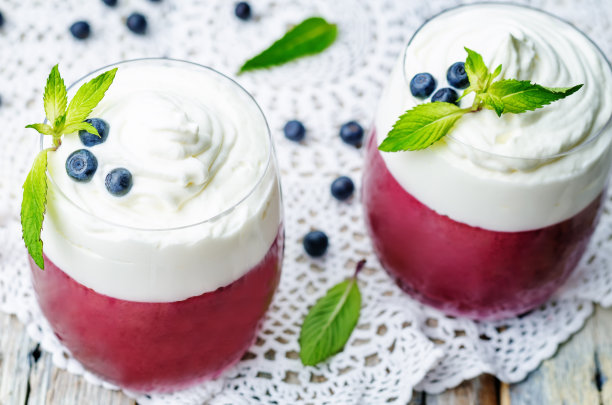 蓝莓慕斯和鲜奶油的分层甜点图片下载