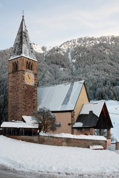 雪中的教堂图片下载