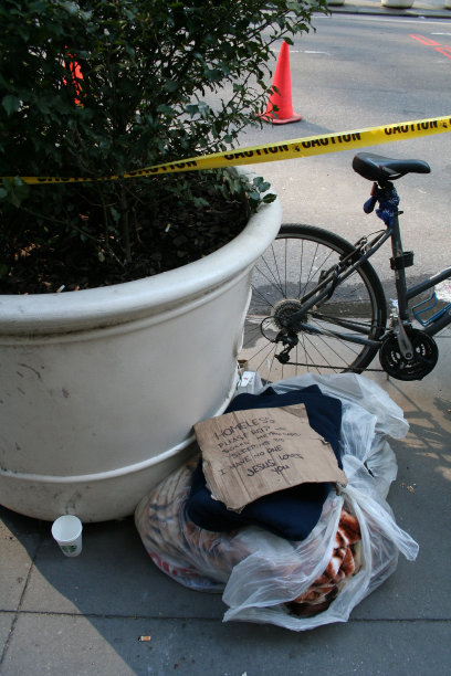 无家可归者的包、标志和警示带，纽约图片下载
