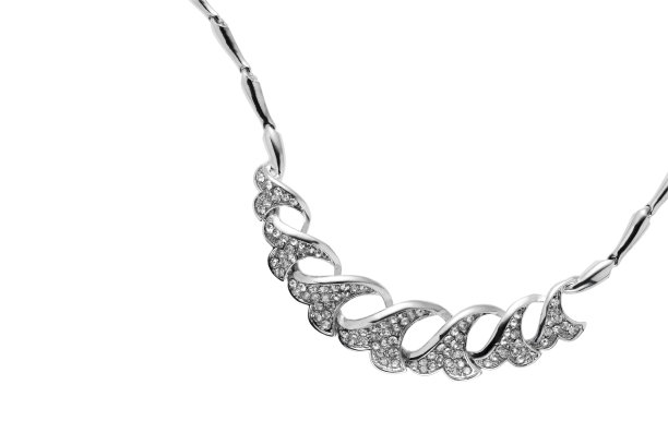 白色背景上的宝石项链。图片下载