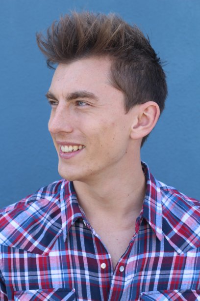 一个英俊男子的侧面肖像图片下载