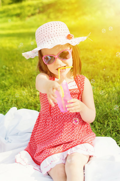 可爱的小女孩在野餐图片下载