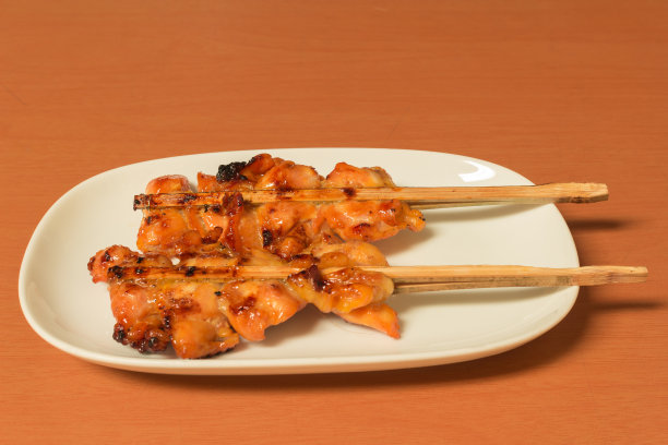 白盘子上的烤鸡图片下载