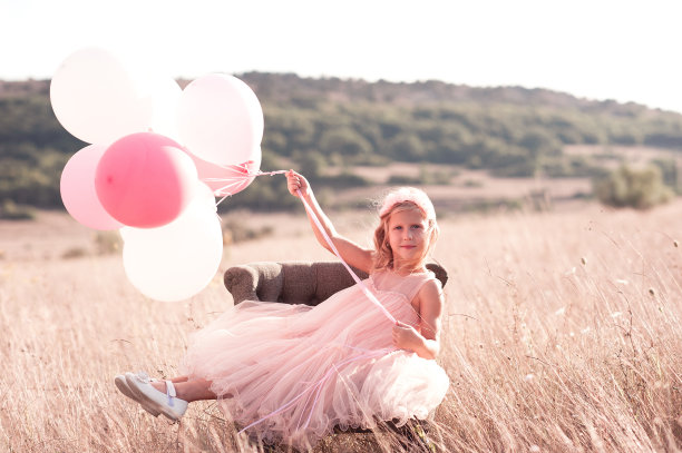 女孩在户外玩气球图片下载