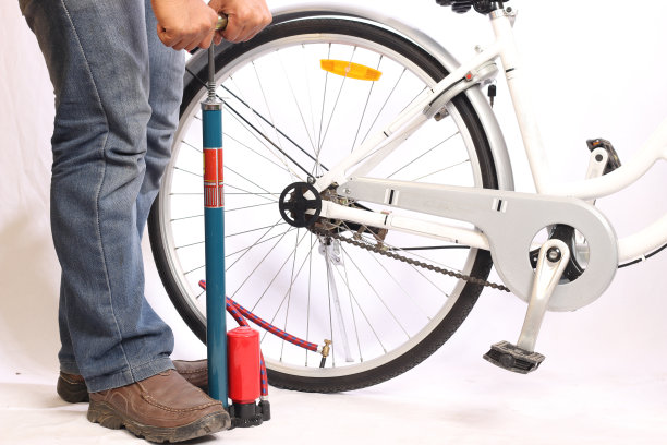 给自行车轮胎充气图片下载