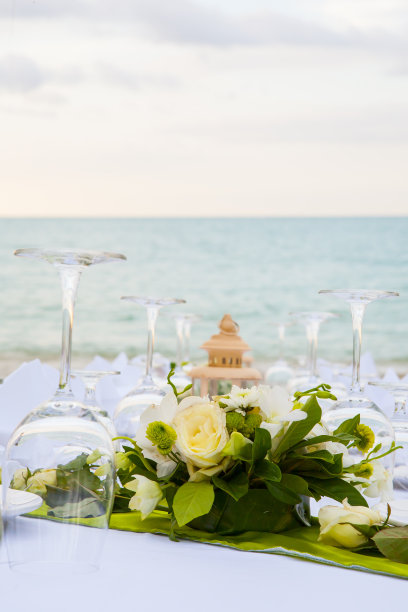 典雅的婚宴餐桌摆设图片下载