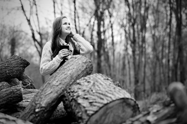 在寒冷的季节，年轻的女孩与一杯温暖的饮料图片下载