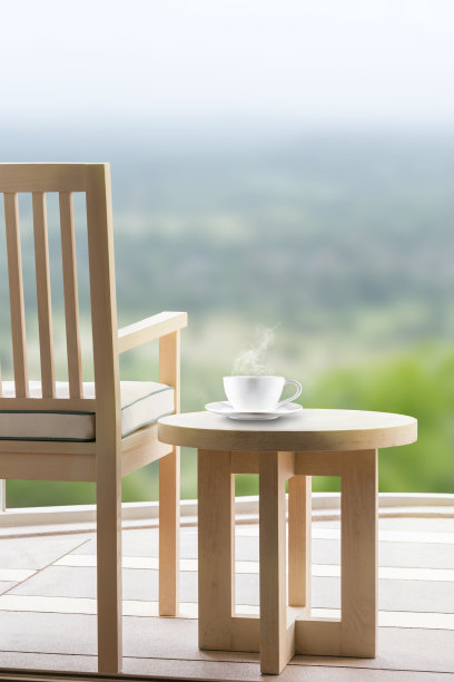 木制的放松椅和咖啡杯与乡村景色。图片下载