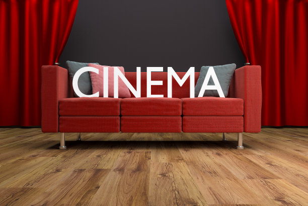 大银幕前的红色沙发图片下载