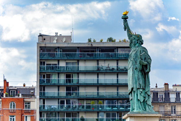 法国巴黎的自由女神像图片下载