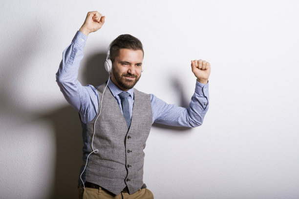 戴着耳机的时髦商人图片下载