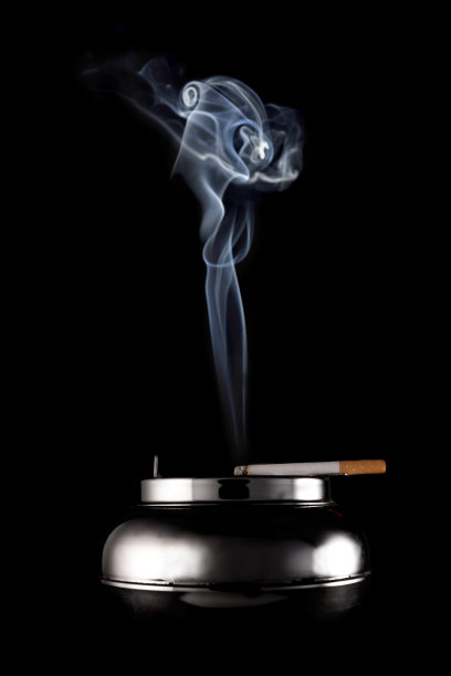 香烟、烟和烟灰缸图片下载