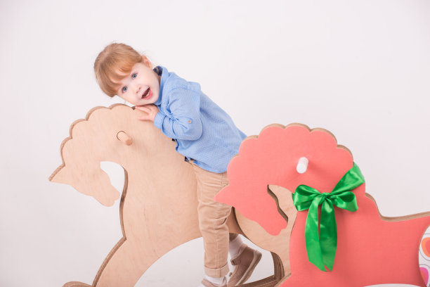 孩子和玩具马图片下载