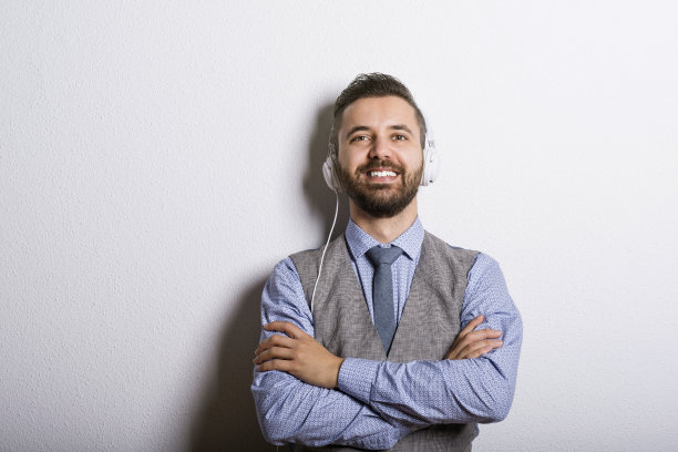 戴着耳机的时髦商人图片下载